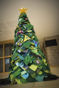 st-michaels-yarn-bombers-knittedtree-8443